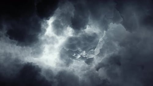 4k Gewitter, dunkle Wolken, wenn sich das Wetter am Himmel ändert.