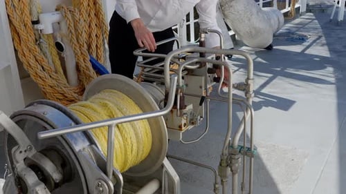Sips captain inspect mooring winch, 60 fps