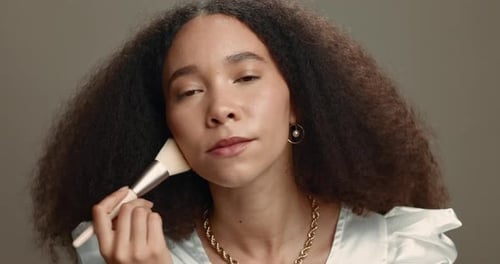 Studio, Pinsel und Frauengesicht mit Make-up-Applikation, Puder und Wangen