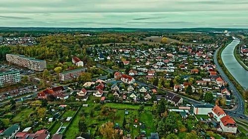 Vue aérienne d'un quartier résidentiel près du canal Mittelland à Haldensleben, Allemagne