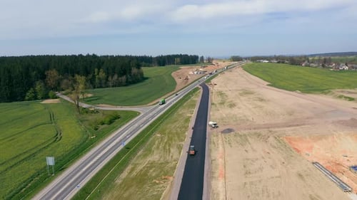 Neue Autobahn im Bau, Industrieszene, Drohnenaufnahme aus der Luft. Tschechische Republik, Europa.