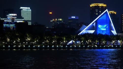 Yiwu, China - Mai 2018: Beleuchtetes Panorama der Nachtstadt im Zeitraffer. Schöne asiatische moderne S...