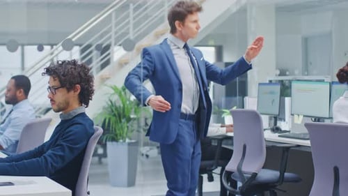 Jeune et beau directeur d'entreprise joyeux portant un costume et une cravate dansant au bureau. Danses comme