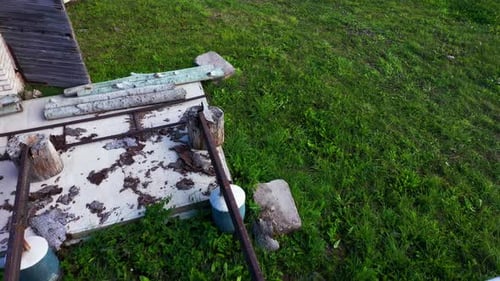 Des rondins de pin secs empilés en tas dans une scierie, prise de vue aérienne