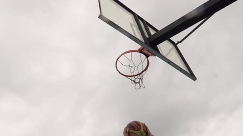 Der Basketballspieler zeigte während eines Spiels im Freien mit einem Pflichtschuss in der Nähe außergewöhnliches Können