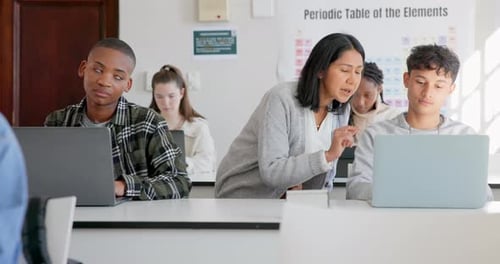 Professeur, étudiants et sciences, ordinateur portable en classe avec apprentissage, éducation