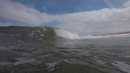 Vue rapprochée juste au-dessus et en dessous de la surface de l'eau de mer représentant la suffocation due à la noyade