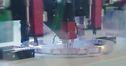 Nahaufnahme der industriellen Automatisierung und Robotertechnik, in der der Roboter oder der mechanische Arm