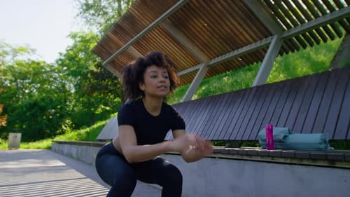 Femme athlétique faisant du burpee en plein air