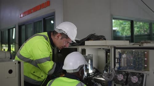 Trabajo de ingeniero en una fábrica de brazos robóticos.