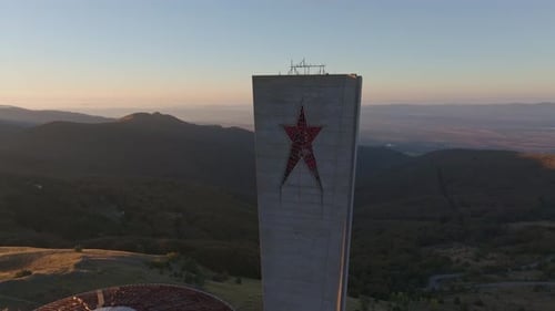 Vue aérienne d'un monument abandonné au lever du soleil, Bulgarie.