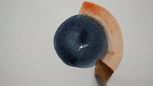Einfache Form mit Wasserfarben auf Papier, Indigo und verbrannter Siena malen