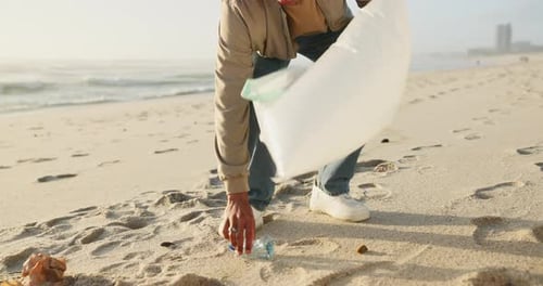 Playa, pies y limpieza de basura para su reciclaje con una bolsa de plástico para la seguridad ambiental