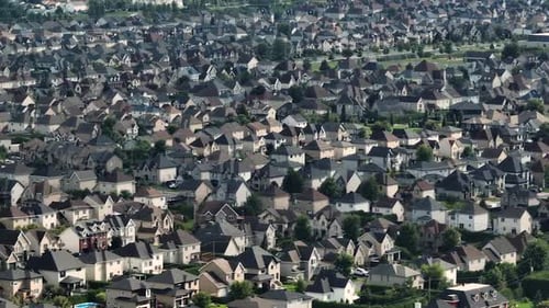 Dense suburbs in Montreal - canadian housing crisis_1