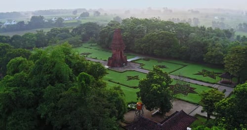 Mojokerto, 2 de mayo de 2024, vista aérea de la zona del templo por la mañana