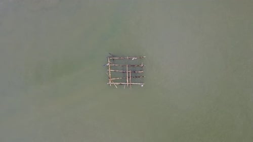 Die im Meer platzierten Fischfallen der Fischer bestehen aus Holz