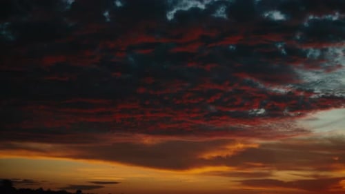 Dramatisch Himmel mit leuchtenden Wolken in der Dämmerung über dem afrikanischen Fluss; nach unten kippen
