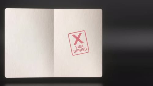 Passaporte vermelho abrindo com um zoom, revelando carimbos de viagem seguidos por um “Visto negado” vermelho