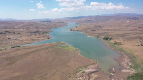 Vue aérienne du barrage à faible niveau d'eau