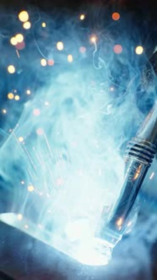 Erfahrener Schweißer, der an einem Metallprojekt in einer Industriewerkstatt arbeitet