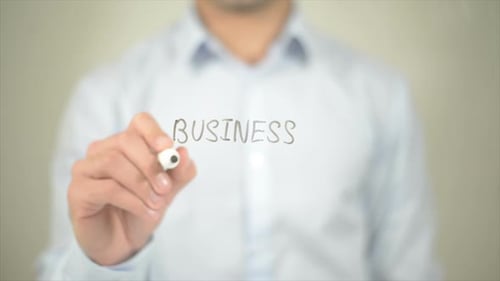 , Mann schreibt auf transparentem Bildschirm