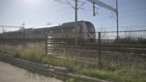 Train on the Rails, 4K UHD Slowmo ; train se déplaçant dans une campagne verdoyante, chemin de fer