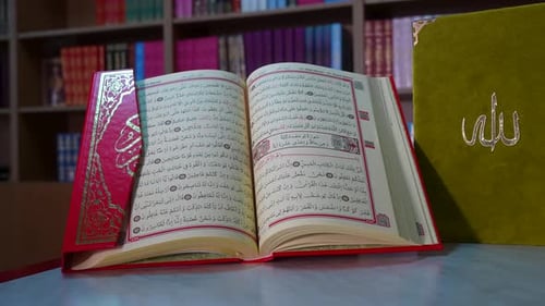 Islamisches religiöses Set: Offene und geschlossene Koranbücher in einer Bibliotheksumgebung