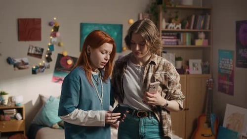 Dos amigas tomando una selfie e imprimiendo una foto instantánea en una acogedora habitación