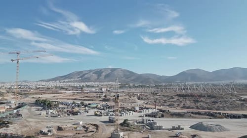 Imágenes aéreas sobre una gran obra de construcción con grúas