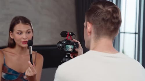 Vídeo tutorial de belleza y cosmética para una mujer joven haciendo contenido. Auditoría