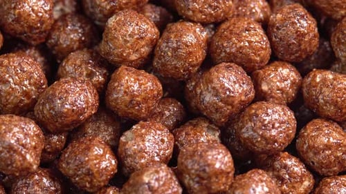 Ein gesundes Frühstück dreht sich im Glas entlang des Sonnenaufgangs. Schokoladenmüsli dreht sich in einer Schüssel.
Herstellung
