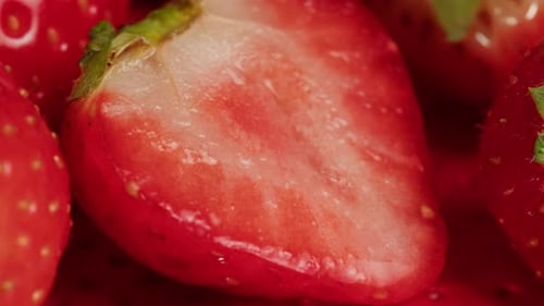 Frische rote Erdbeeren in einer Schale, Nahaufnahme, süße Beeren zwischen Früchten, schälende Erdbeeren, Gesundheit und Ernährung