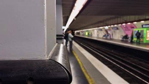 Eine urbane U-Bahnbahnsteigszene mit verschiedenen Pendlern, die darauf warten, dass ihr Zug weiterfährt