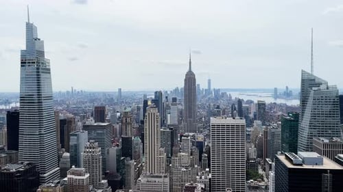 Aerial view of Manhattan skyscrapers with Empire State Building und One World Trade Center in New Yo