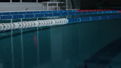 Transparentes blaues Wasser im Lane Pool