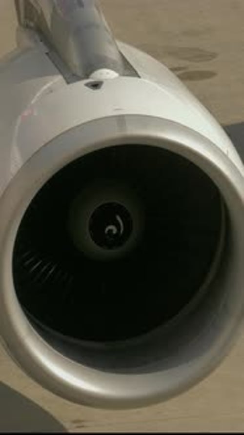 Nahaufnahme einer Flugzeugturbinentriebwerksturbine, die fortschrittliche Technik und Konstruktion hervorhebt