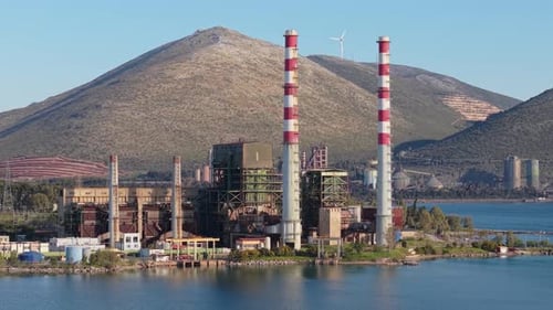 Aliveri-Kraftwerk an der Küste, das durch einen aufsteigenden Drohnenschuss enthüllt wurde.