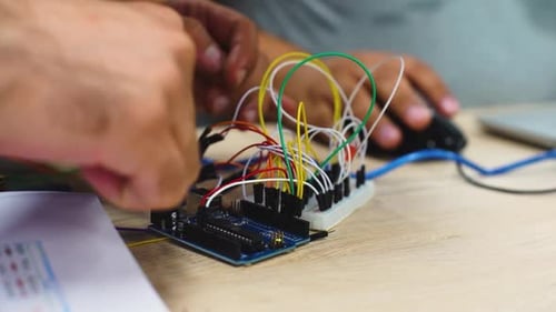 circuit électrique avec fils colorés connectés au Raspberry Pi pour contrôler la robotique