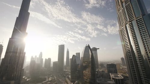 Spektakulärer Blick auf die Stadt auf ein modernes Hochhaus