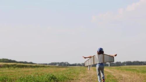 Un enfant heureux court sur le terrain avec un jetpack