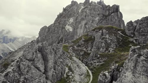 Belle vue aérienne à reculons des montagnes alpines de Stubai, en Autriche. Formations rocheuses avec de l'herbe, une randonnée