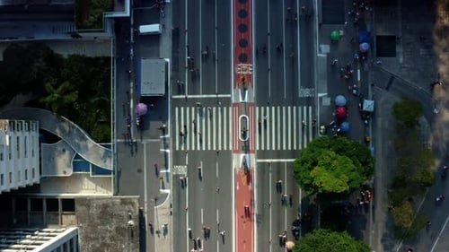 Belo drone aéreo de cima para baixo, foto panorâmica da famosa Avenida Paulista, no centro de São P