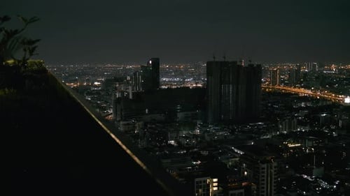 Paisagem noturna iluminada do horizonte de Bangkok: exposição estendida capturando o brilho da cidade