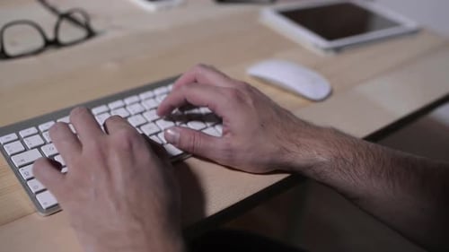 Professionnel créatif travaillant à domicile