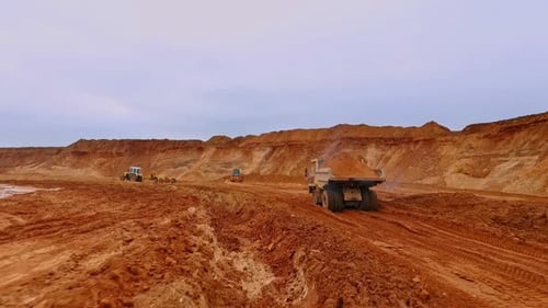 Der Kipper trägt Sand. Drohnenaufnahme eines Muldenkippers, der Sand transportiert