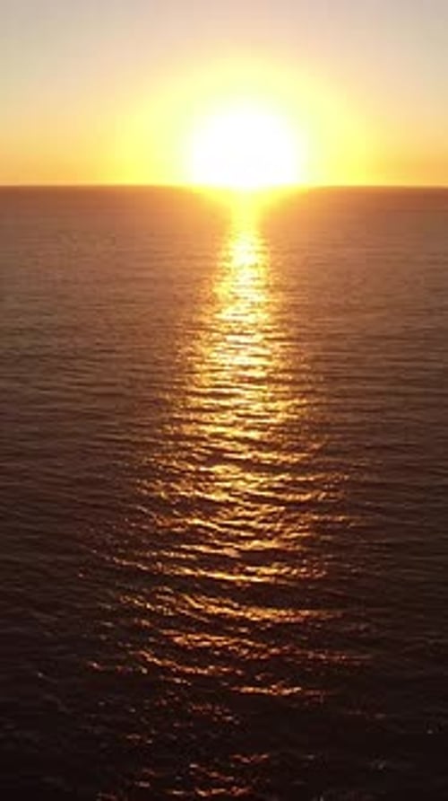Vidéo verticale des rayons du soleil au-dessus de la mer au coucher du soleil