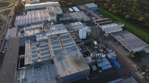 Toit du siège industriel de RENOLIT SE, entreprise de fabrication de plastique à Worms, en Allemagne. - a