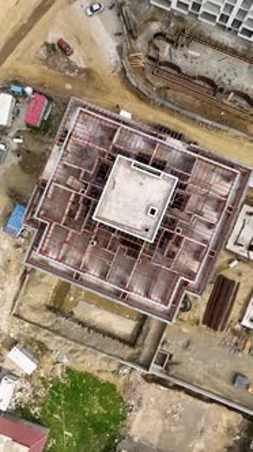 Vídeo vertical sobre los esfuerzos del edificio: perspectiva aérea de las obras de construcción y el lujo