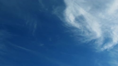 Timelapse with Veiltail Clouds in Sky