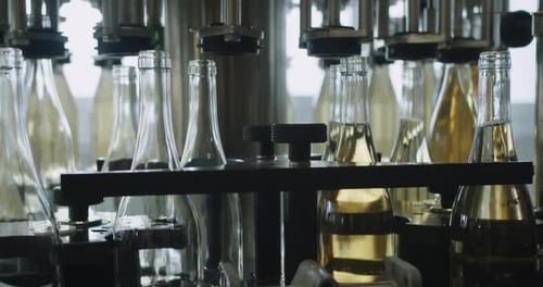 La précision des lignes de production automatisées modernes de remplissage de bouteilles en verre